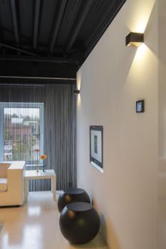 LOGS IN, Wandleuchte, LED, 2000 K-3000 K Dim to Warm, schwarz/messing