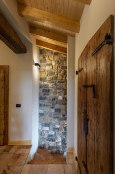 LOGS IN L, Indoor LED Wandaufbauleuchte, schwarz/gold, 2000-3000 K, DIM-TO-WARM