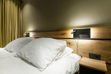 SOMNILA SPOT, Indoor LED Wandaufbauleuchte 3000 K schwarz Version rechts inkl. USB Anschluss