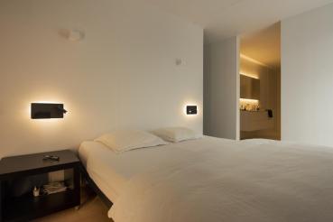 SOMNILA SPOT, Indoor LED Wandaufbauleuchte 3000 K schwarz Version rechts inkl. USB Anschluss