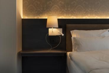 SOMNILA FLEX, Indoor LED Wandaufbauleuchte 3000 K weiß Version links inkl.USB Anschluss