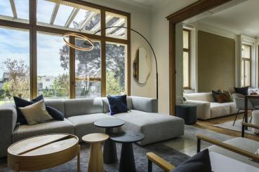 ONE BOW FL, Stehleuchte schwarz/messing 20 W 1200/1200 lm 2700/3000 K CRI 90 140°