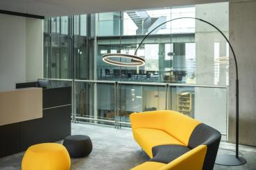 ONE BOW FL, Stehleuchte schwarz 20 W 1200/1200 lm 2700/3000 K CRI 90 140°