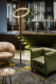 ONE STRAIGHT FL, Stehleuchte schwarz/messing 20 W 1200/1200 lm 2700/3000 K CRI 90 140°