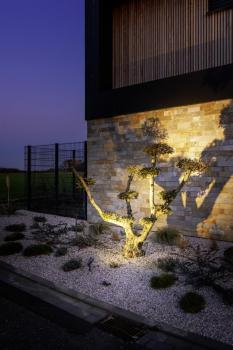 SYNA GARDEN, Erdspießleuchte