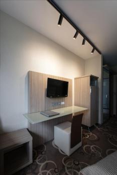 GRIP! S, 48V Spot, zylindrisch, 3000 K, 9.8 W, DALI, 29°, schwarz / gold