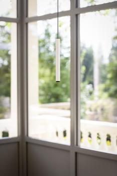 GRIP! S, 48V Pendelleuchte, Pendellänge 200 cm, 2000-3000 K, 29°, DALI, Dim-to-Warm, weiß / schwarz