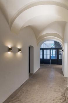 CARISO, Indoor LED Wandaufbauleuchte schwarz/gold 2700 K