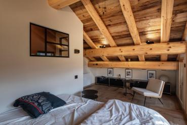 CARISO, Indoor LED Wandaufbauleuchte schwarz/gold 2700 K