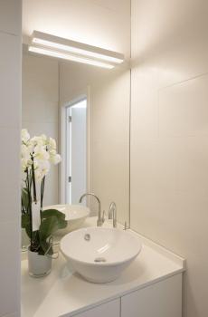 Preview: SEDO 14, Wandleuchte, LED, 3000 K, eckig, weiß, Glas satiniert, L/B/H 59,5/8,5/4 cm, 17 W