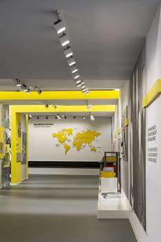 Preview: EURO CUBE, Spot für Hochvolt-Stromschiene 3Phasen, LED, 4000 K, weiß, 60°, inkl. 3Phasen-Adapter