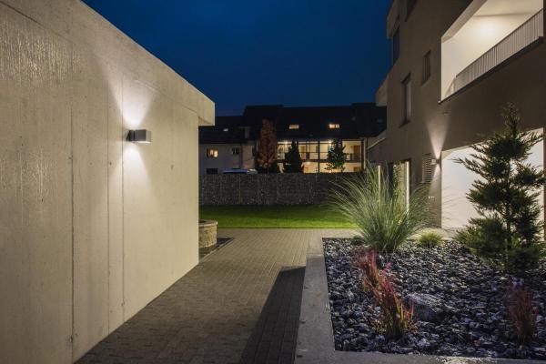 SQUARE TURN, QT14, Outdoor Wandleuchte, silbergrau, max. 42 W, IP44