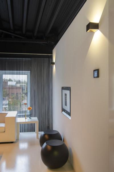 LOGS IN, Wandleuchte, LED, 2000 K-3000 K Dim to Warm, schwarz/messing