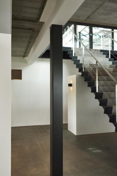 SOLID CUBE, Wandleuchte, QT14, schwarzer Sandstein, max. 25 W