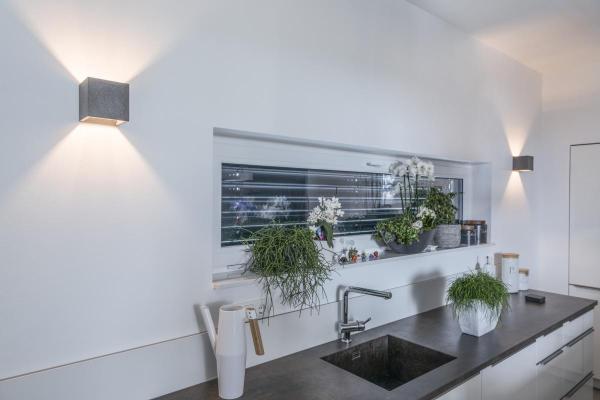 SOLID CUBE, Wandleuchte, QT14, schwarzer Sandstein, max. 25 W