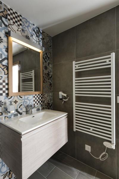 L-LINE 60, Wand- und Deckenleuchte, IP44, 3000 K,silber