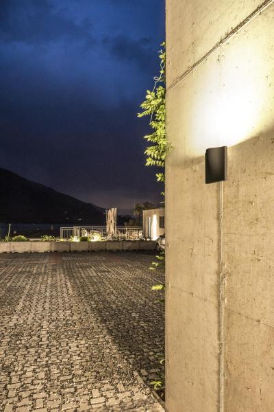 VILUA L, Outdoor Wandaufbauleuchte anthrazit 3000 K IP54 100° 810 lm