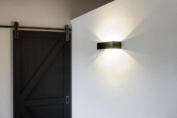 LOGS IN L Indoor LED Wandaufbauleuchte schwarz/messing 3000 K TRIAC dimmbar