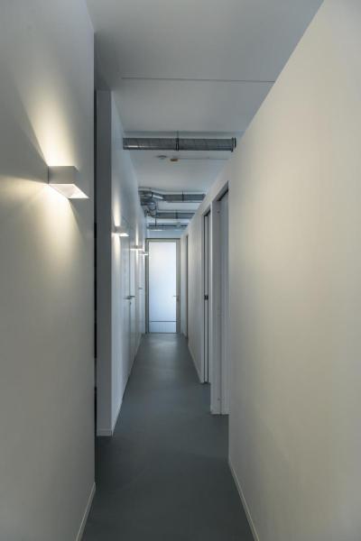 LOGS IN L Indoor LED Wandaufbauleuchte weiß 3000 K TRIAC dimmbar