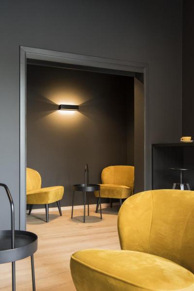 LOGS IN L, Indoor LED Wandaufbauleuchte, schwarz/gold, 2000-3000 K, DIM-TO-WARM