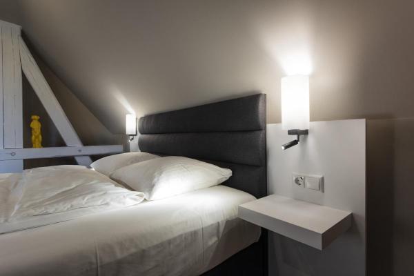 QUADRASS SPOT, Indoor Wandaufbauleuchte mit LED Spot und E27 Fassung, schwarz