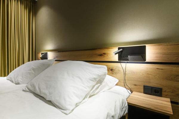 SOMNILA SPOT, Indoor LED Wandaufbauleuchte 3000 K schwarz Version rechts inkl. USB Anschluss