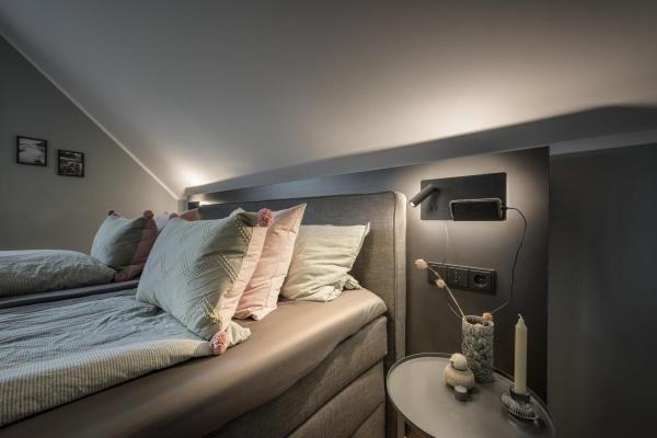 SOMNILA SPOT, Indoor LED Wandaufbauleuchte 3000 K schwarz Version rechts inkl. USB Anschluss