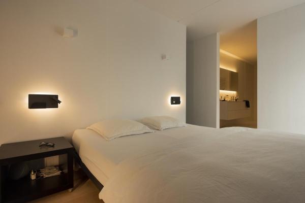 SOMNILA SPOT, Indoor LED Wandaufbauleuchte 3000 K schwarz Version rechts inkl. USB Anschluss