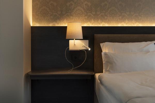 SOMNILA FLEX, Indoor LED Wandaufbauleuchte 3000 K weiß Version links inkl.USB Anschluss