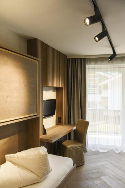 NUMINOS® M 3Ph., PHASE, 3~ Spot, zylindrisch, 3000 K, 14 Watt, Phasenabschnitt, 24°, matt schwarz