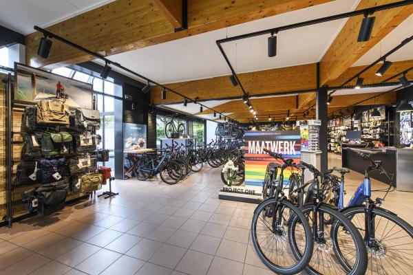 NUMINOS® L 3Ph., PHASE, 3~ Spot, zylindrisch, 3000 K, 20 Watt, Phasenabschnitt, 60°, matt schwarz