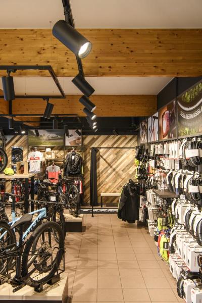 NUMINOS® L 3Ph., PHASE, 3~ Spot, zylindrisch, 3000 K, 20 Watt, Phasenabschnitt, 60°, matt schwarz