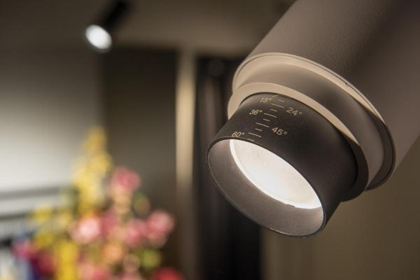 NUMINOS ZOOM M, 3 Phasen Spot weiß 20 W 3000 K 15-60°