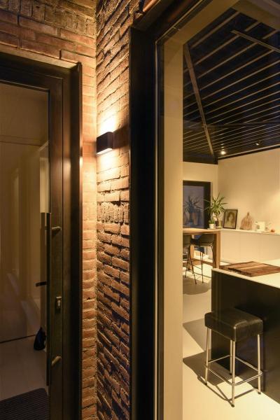 OVAL 18 WL, Wandaufbauleuchte 2700/3000 K, 10 W, schwarz