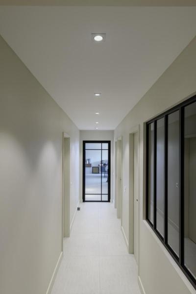 NEW TRIA® UNIVERSAL 68, Deckeneinbauleuchte, 2500/3000/4000 K, 38°, IP 20, quadratisch, weiß