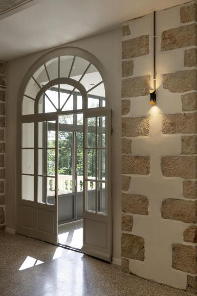 MODELA, Wandleuchte, up/down, 2700 K, PHASE, schwarz/gold