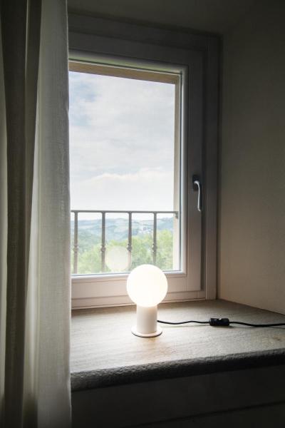 VARYT, Tischleuchte, rund, 1x max. 6 W, E14, weiß