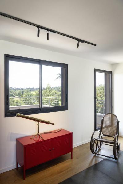 GRIP! S, 1~ Spot, zylindrisch, 2000-3000 K, 11 W, Dim-to-Warm, PHASE, 29°, schwarz / gold