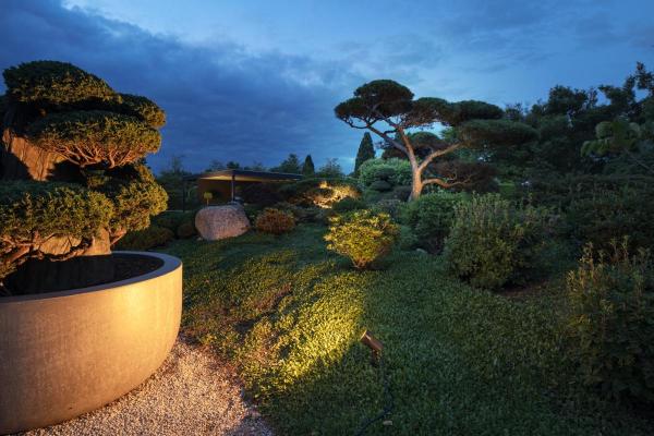 SYNA WIDE, Erdspiessleuchte, 3000 K, 115°, IP65, eckig, schwarz