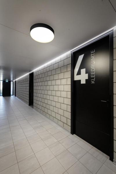 DECONA 42, Deckenaufbauleuchte, rund, 2700/3000 K, 23 W, PHASE, schwarz / gold