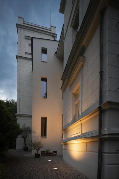 DASAR® L, Bodeneinbauleuchte, asymmetrisch, 3000K, 70°/40°, IP65/IP67, rund, edelstahl / schwarz