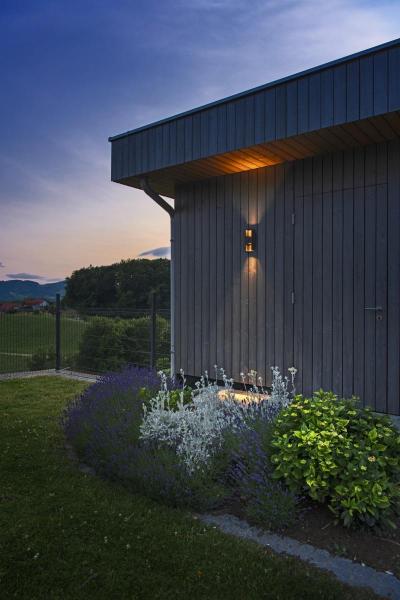 FLATT II, Wandaufbauleuchte, SENSOR, 2700 K, max. 10 W, anthrazit / braun