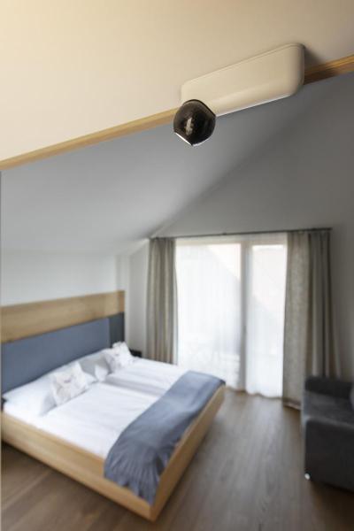 DYSKO, Wand- und Deckenaufbauleuchte, single, PHASE, 2700K, 6.7 W, 36°, weiß / schwarz