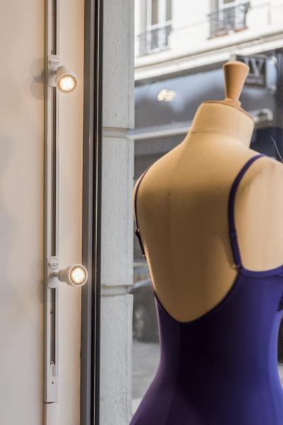 1PHASEN-HOCHVOLT-SET, dreiflammig, weiß, inkl. 2x1 m Hochvoltschiene, 3x Purileuchtköpfe, Längsverbinder, 2 Endkappen, 3x Dekoring, 3x GU10 LED