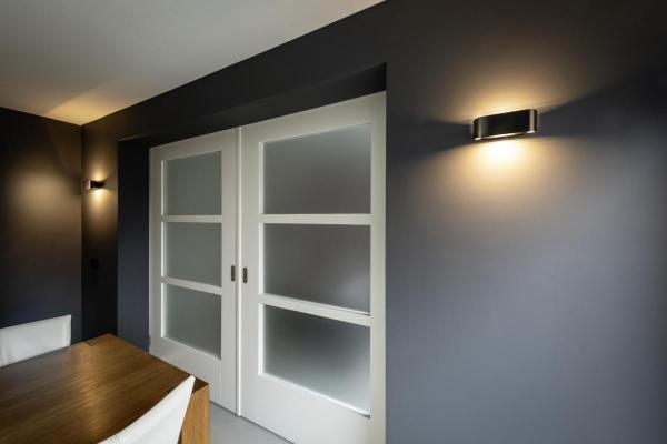 OSSA 300, Wandleuchte, QT-DE12, oval, up/down, schwarz, L/B/H 30/8/6,5 cm, max. 120 W