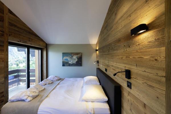 OSSA 300, Wandleuchte, QT-DE12, oval, up/down, schwarz, L/B/H 30/8/6,5 cm, max. 120 W