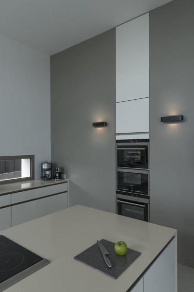 OSSA 300, Wandleuchte, QT-DE12, oval, up/down, schwarz, L/B/H 30/8/6,5 cm, max. 120 W