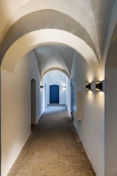 CARISO, Indoor LED Wandaufbauleuchte schwarz/gold 2700 K