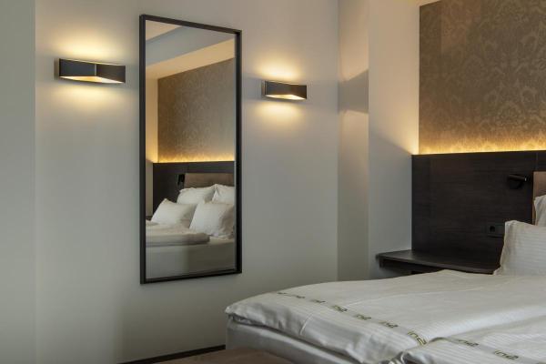 CARISO, Wandleuchte, LED, 2700 K, schwarz/gold, 2x9 W