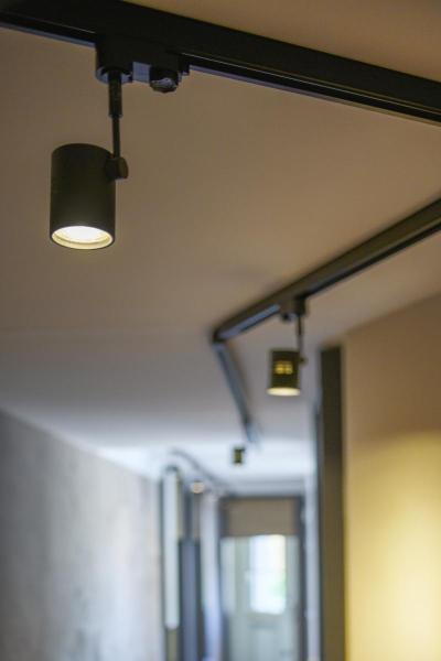 BIMA, Spot für Hochvolt-Stromschiene 3Phasen, einflammig, QPAR51, rund, schwarz matt, max. 50 W, inkl. 3Phasen-Adapter